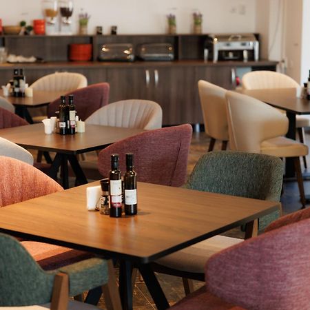 Suru Hotel & Restaurant Буштени Экстерьер фото