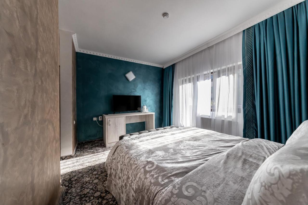 Suru Hotel & Restaurant Буштени Экстерьер фото