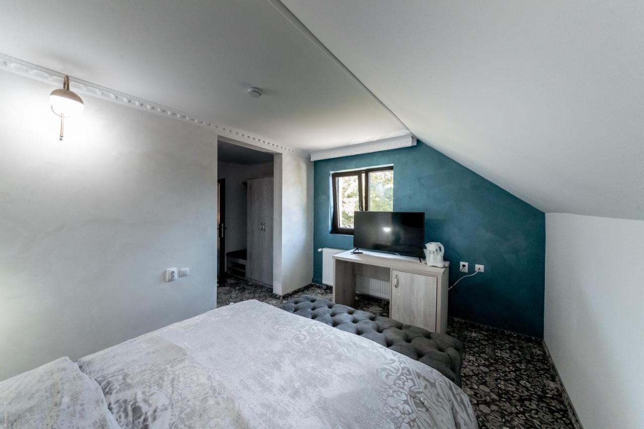 Suru Hotel & Restaurant Буштени Экстерьер фото