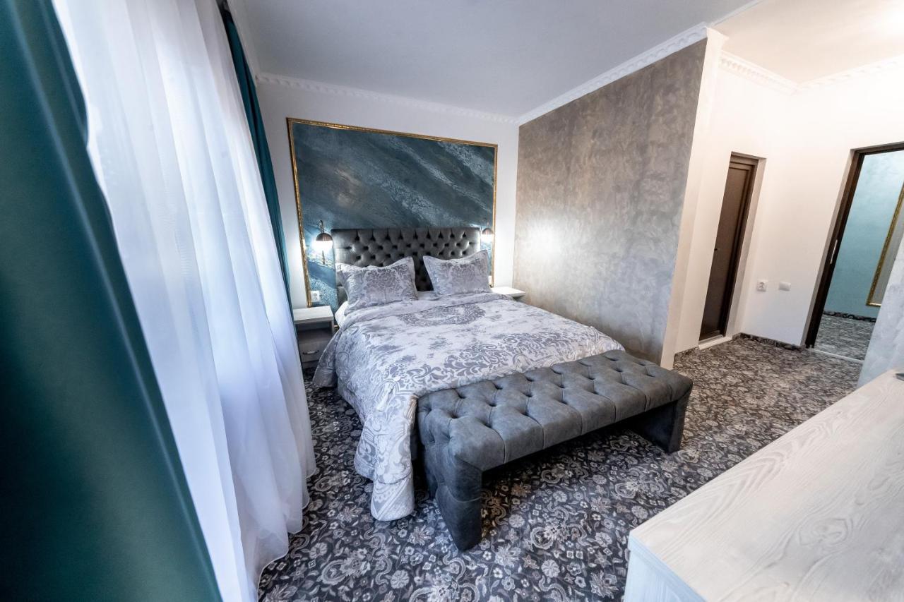 Suru Hotel & Restaurant Буштени Экстерьер фото