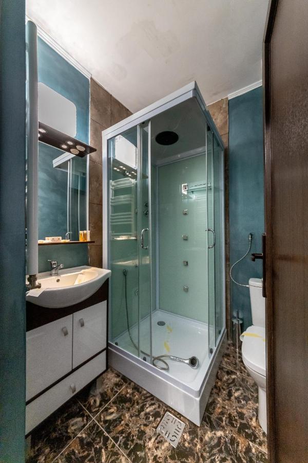 Suru Hotel & Restaurant Буштени Экстерьер фото