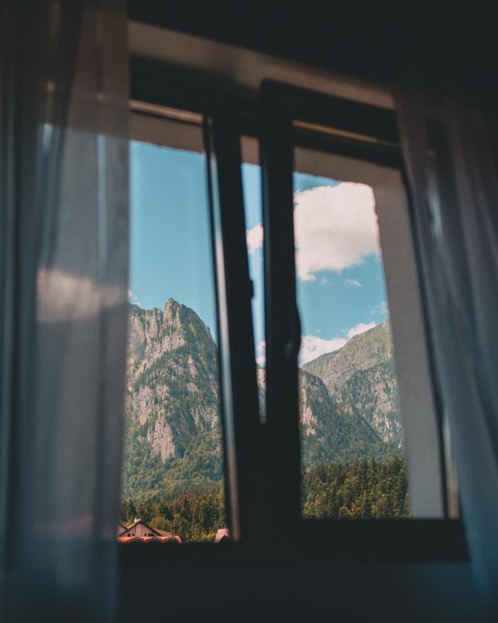 Suru Hotel & Restaurant Буштени Экстерьер фото