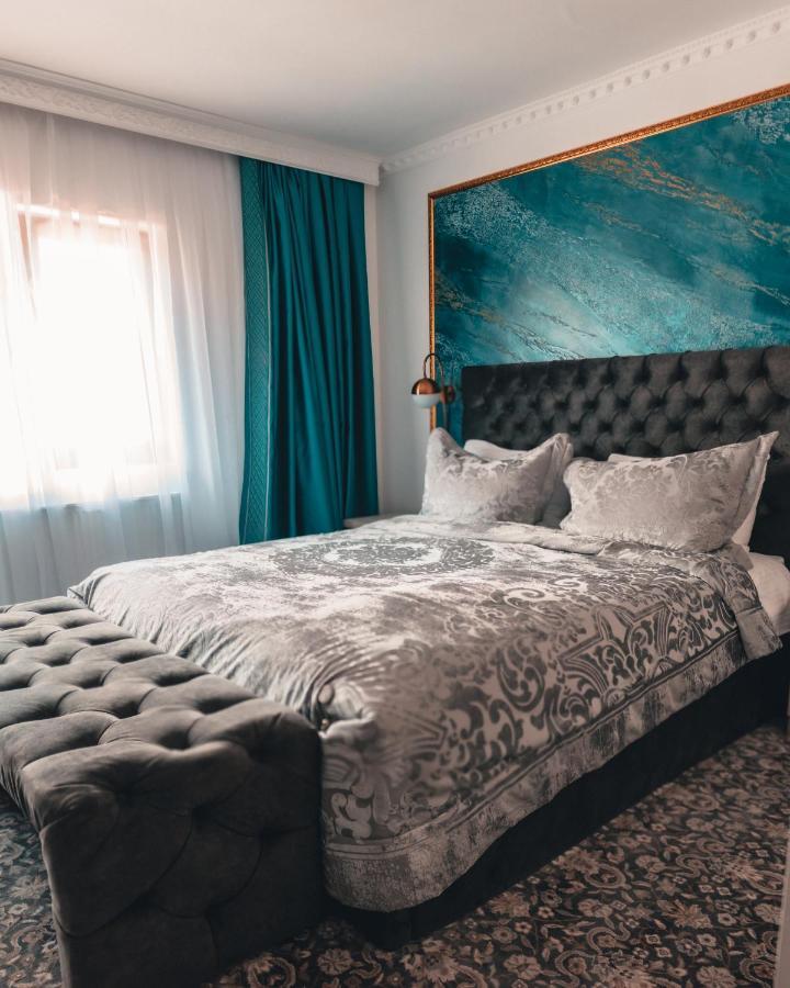 Suru Hotel & Restaurant Буштени Экстерьер фото