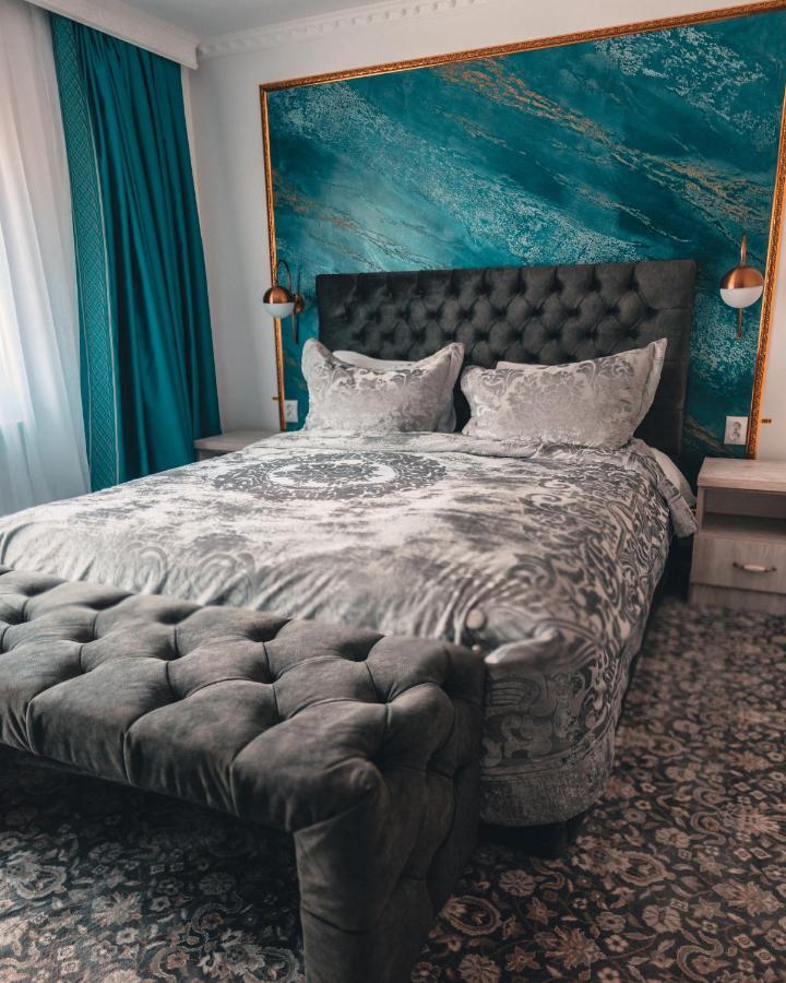 Suru Hotel & Restaurant Буштени Экстерьер фото