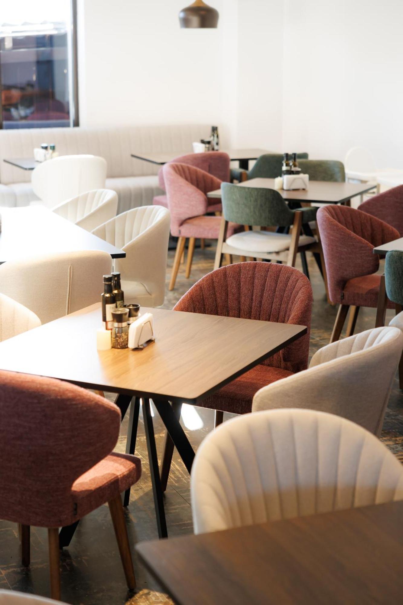 Suru Hotel & Restaurant Буштени Экстерьер фото