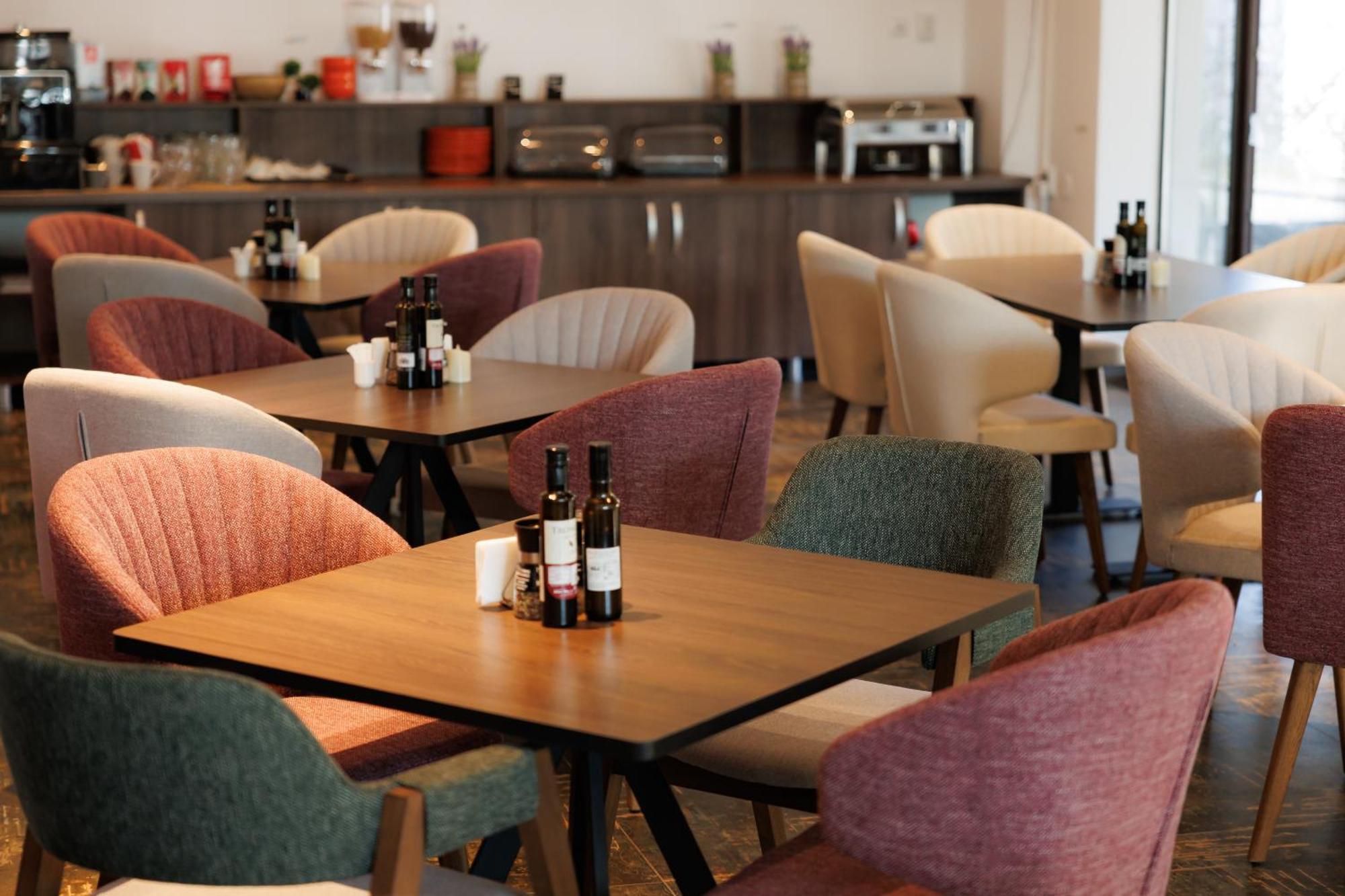 Suru Hotel & Restaurant Буштени Экстерьер фото