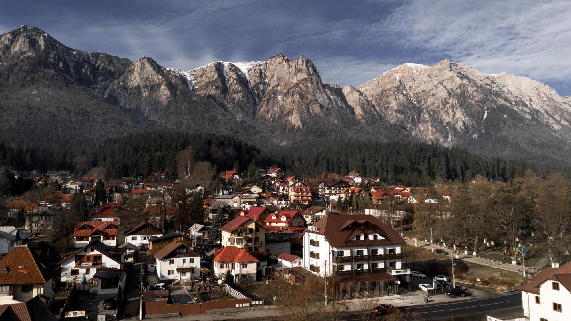 Suru Hotel & Restaurant Буштени Экстерьер фото